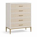Commode haute à 5 tiroirs en bois blanc, façades tissées beiges et détails dorés, 86 × 41 × 119 cm